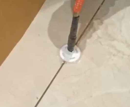 福贡瓷砖空鼓维修公司专业解答瓷砖在铺贴过程中，如果没有涂抹均匀到位的粘结材料（如水泥砂浆或瓷砖胶），可能会导致以下问题