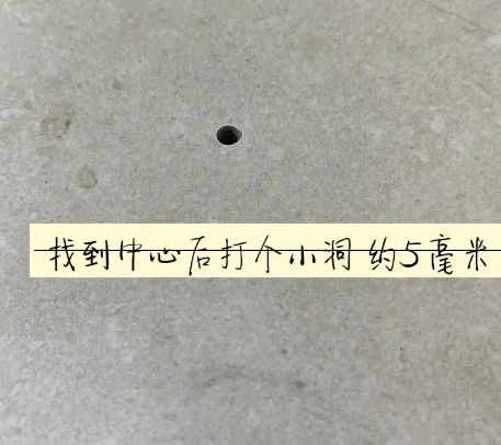 福贡瓷砖空鼓维修公司专业解答在瓷砖铺贴过程中，如果砂料搅拌不均匀，将会带来以下问题