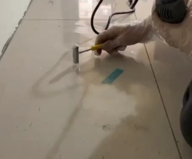 福贡瓷砖开裂维修公司专业分享瓷砖在铺贴前如果没有沥干水分，将会导致以下问题