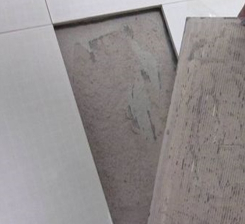 福贡瓷砖空鼓维修公司分享瓷砖铺贴时如果打浆（即涂抹在瓷砖背面和基层上的砂浆或瓷砖胶）过少，会带来以下问题